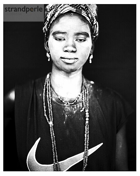 Porträt einer jungen gambischen Frau.