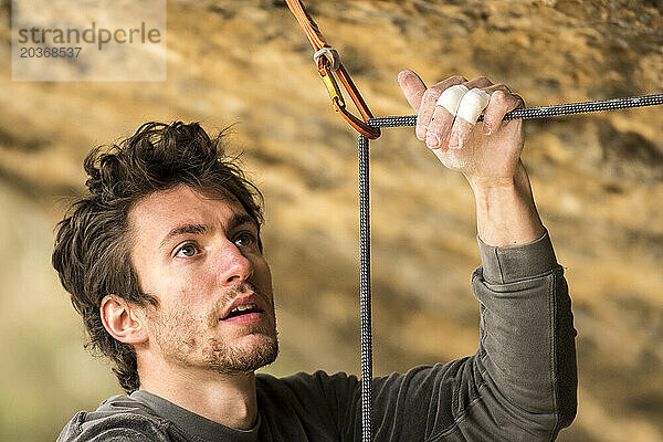 Der italienische Profikletterer Stefano Ghisolfi arbeitet an Demencia Senil  9a+ in Margalef  Spanien.