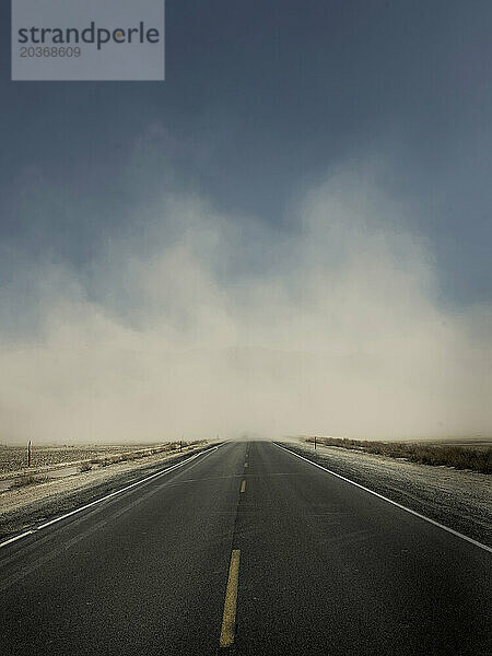 Eine Straße im Death Valley  Kalifornien  ist mit vom Wind verwehtem Staub bedeckt.