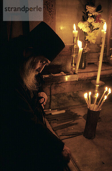 Stilles Gebet mit Kerzen