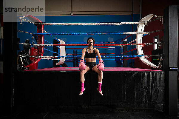 Selbstbewusste Boxerin in Sportbekleidung im Fitnesscenter