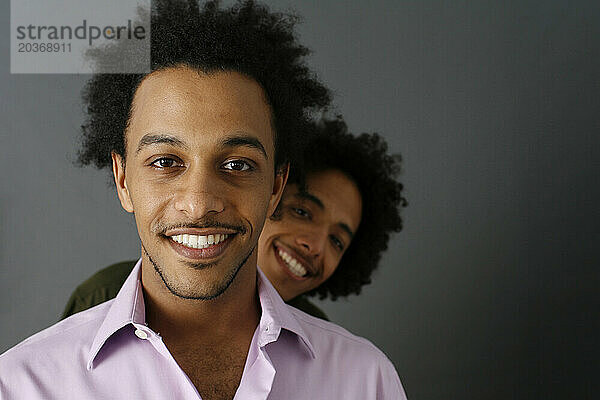 Zwei afroamerikanische Brüder lächeln.