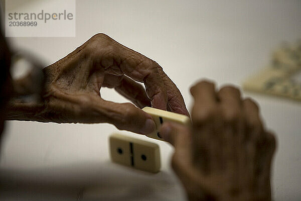 Eine Frau spielt Domino im Seniorenheim Unserer Lieben Frau von Guadalupe in Mexiko-Stadt