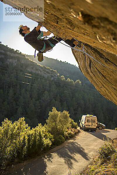Seitenansicht einer Person  die auf einen Felsen klettert  Margalef  Katalonien  Spanien