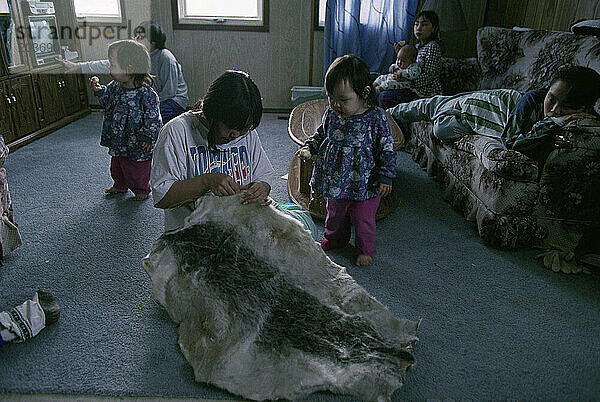 Eine Frau bereitet Robbenfell für die Herstellung von Stiefeln vor  Nunavut  Kanada.