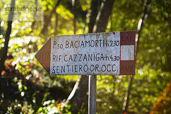 Ein Wegweiser zum Pizzo Baciamorti auf dem Sentiero Orobie Occidentali.