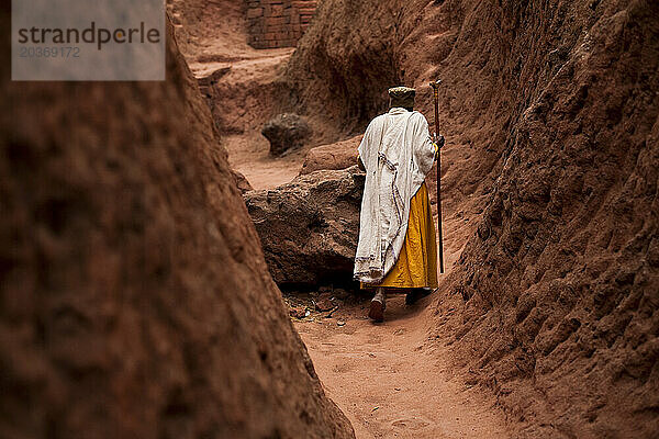 Eine Frau geht durch einen alten Durchgang in Lalibela  Nordäthiopien.