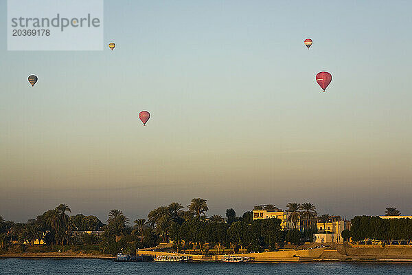 Heißluftballons steigen am Ufer des Nils in der Nähe von Luxor  Ägypten  auf.