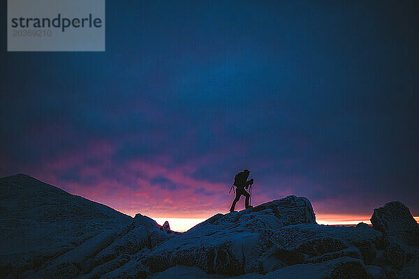 Silhouette eines Wanderers vor Sonnenaufgang im Winter in White Mountains  NH