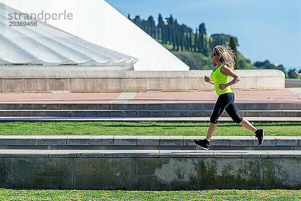 Bild einer erwachsenen Läuferin mit Sonnenbrille beim morgendlichen Training