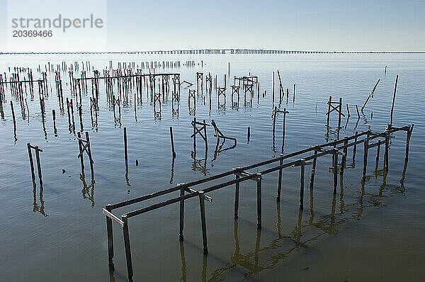 Ein Blick über den Lake Pontchartrain und die Überreste der Docks  Eden Isle  Louisiana.