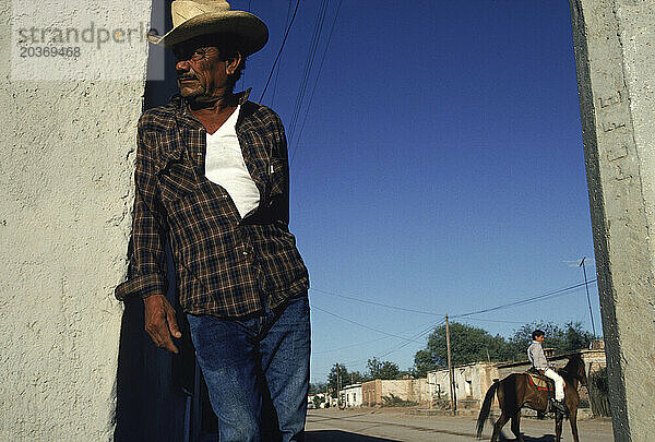 Ein Mann steht an einer Ecke  Ures  Mexiko.