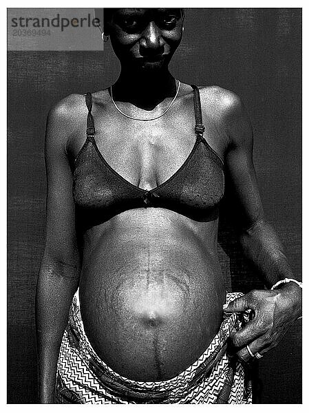 Porträt einer jungen schwangeren gambischen Frau.