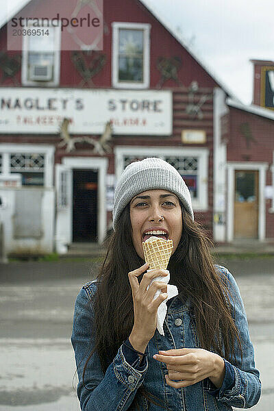 Junge Frau isst Eis  Talkeetna  Alaska  USA