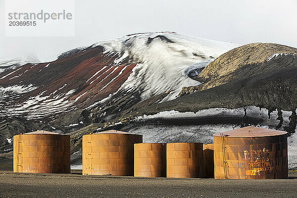 Die alte verlassene Walfangstation auf Deception Island auf den Südshetlandinseln vor der Antarktischen Halbinsel  einer aktiven vulkanischen Caldera.