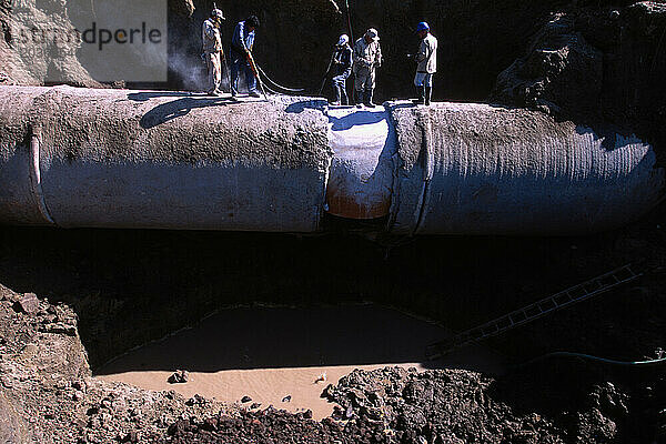 Ein Leck in der Wasserleitung im Cuzamela-System  das Wasser nach Mexiko-Stadt transportiert. Angel Garduno ist ein Maschinist  der eine Reparatur an einer Pumpanlage in der Pumpe des Cuzamala-Wassersystems durchführt