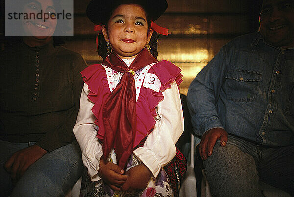 Kleines Cowgirl bei einem Tanzwettbewerb