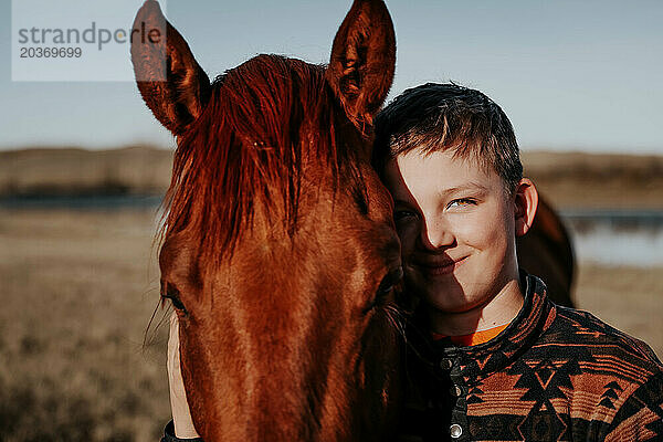 12-jähriger Junge meistert Freiheitsarbeit mit majestätischen Pferden!