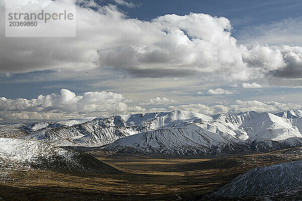 Verschneite Berge auf dem Ukok-Plateau in der Republik Altai  Sibirien.