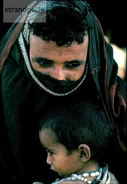 Verschleierte Rashaida-Frau mit ihrem kleinen Kind  Sudan.