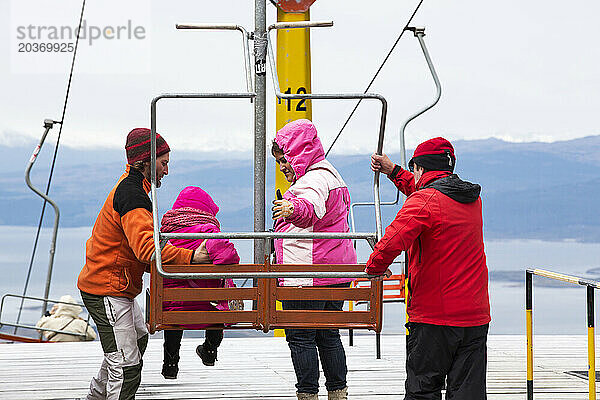 Stuhl hebt Menschen zum Martial-Gletscher oberhalb von Ushuaia  Feuerland  Argentinien