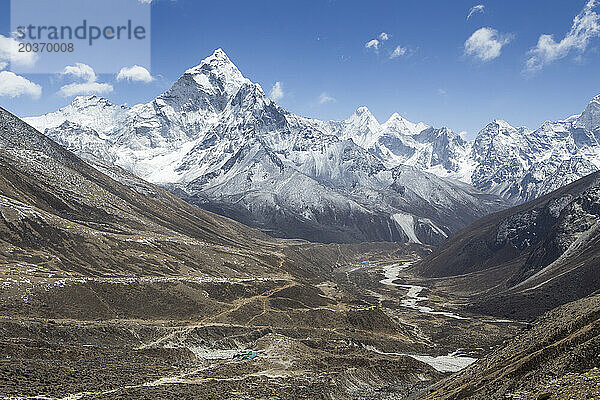 Landschaft des Khumbu-Tals mit dem Thamserku-Berg  Pheriche  Khumbu  Nepal