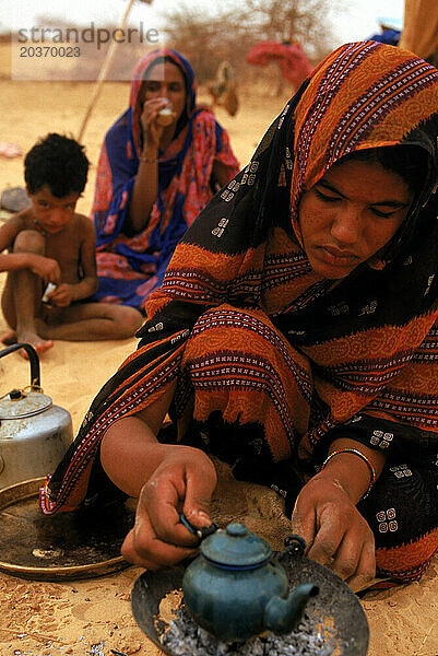 Eine Nomadenfamilie entspannt sich in einem Tuareg-Nomadenlager in der Nähe von Timbuktu  Westafrika.