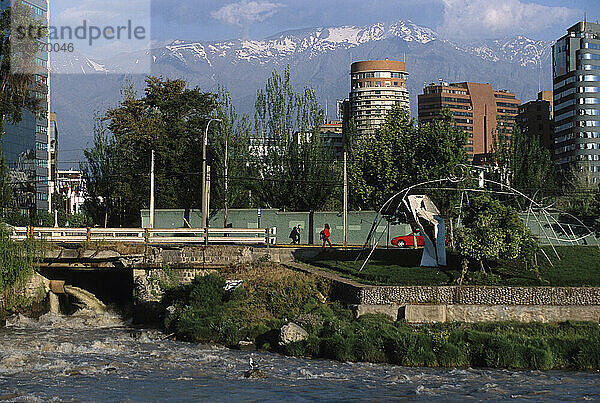 Ein Abwasserkanal namens San Carlos im Stadtzentrum von Santiago  Chile.