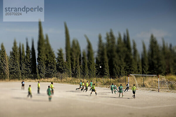 Jungen spielen Ligafußball auf einem Feld in Nafpaktos  Griechenland. (selektiver Fokus)