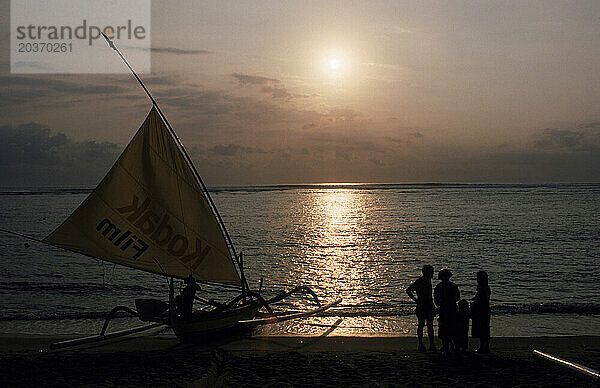 Boote fahren morgens zum Fischen auf Bali  Indonesien.