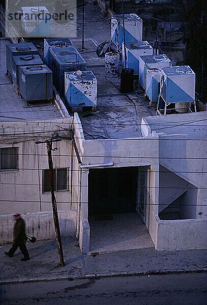 Wassertanks auf dem Dach von Wohnhäusern und Geschäften in Amman  Jordanien. Wasser wird nur einmal pro Woche geliefert  daher müssen die Menschen den Tank oben auf ihrem Haus füllen  um es die ganze Zeit über nutzen zu können