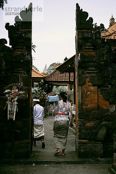 Traditionelle balinesische Zeremonie  bei der Menschen den Geistern Opfergaben darbringen.
