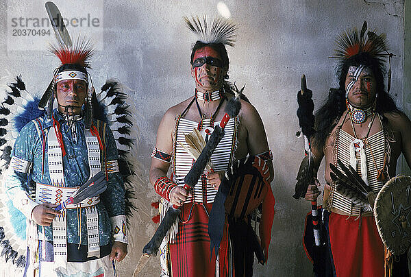 Indianer in ritueller Kleidung posieren vor der Kamera  Texas  USA.