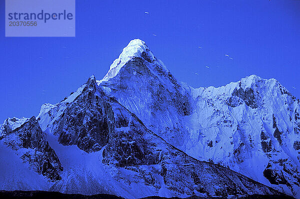 Ama Dablam vor der Morgendämmerung  Khumbu Himalaya  Nepal.