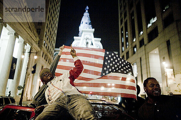 Menschen feiern in der Wahlnacht 2008 in Philadelphia  PA.