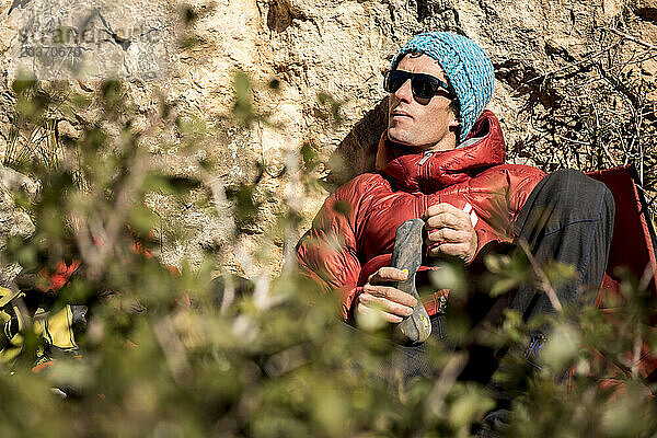 Kletterlegende Patxi Usobiaga am Fuße des El Pati-Felsens  Siurana  Spanien.