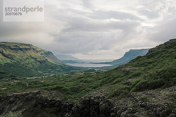 Idyllischer Blick auf Dänemark  umgeben von isländischen Berghängen