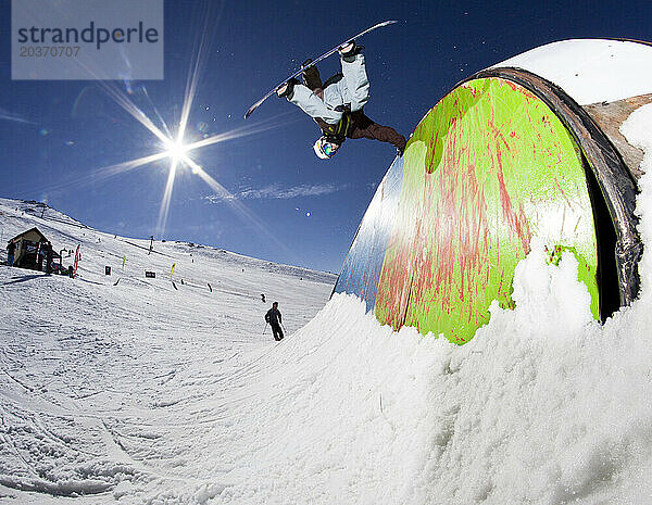 Ein Mann Snowboardt Im Terrain Park Am Cerro Catedral In Argentinien