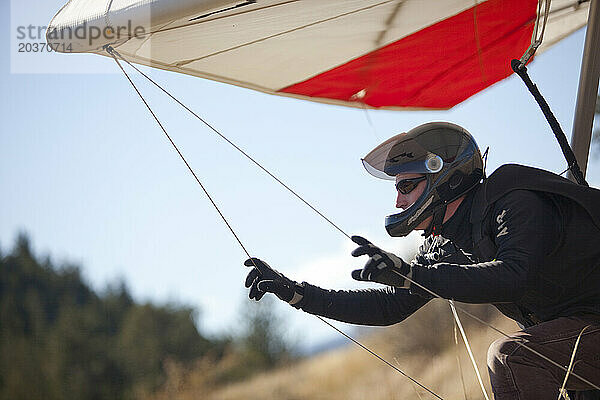 Der Weltrekord-Drachenflieger BJ Herring wartet beim Start am Lookout Mountain in Golden  Colorado  auf den richtigen Wind.