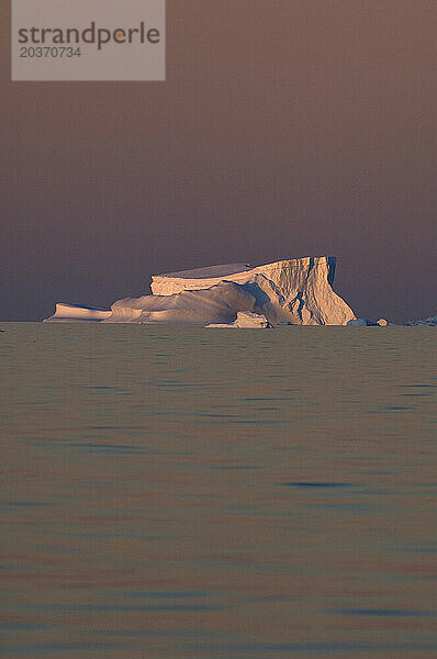 Eis schwimmt auf den Gewässern der Antarktis.