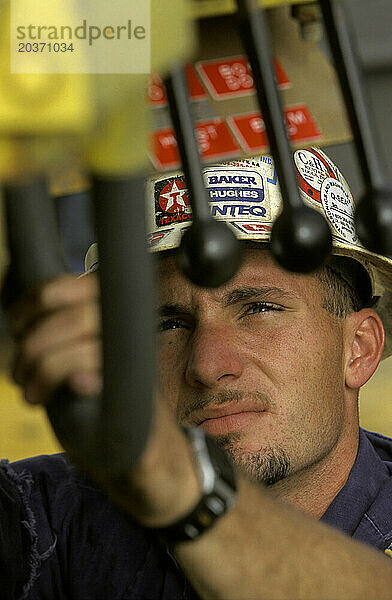 Ein Ölfeldarbeiter arbeitet auf einer Offshore-Bohrinsel im Golf von Mexiko.
