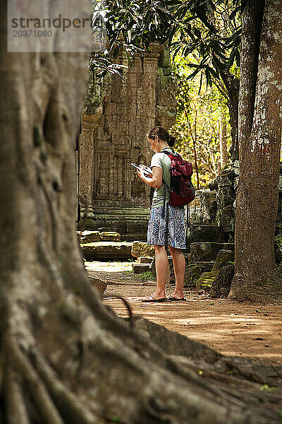 Eine Frau erkundet Angkor Wat  Kambodscha