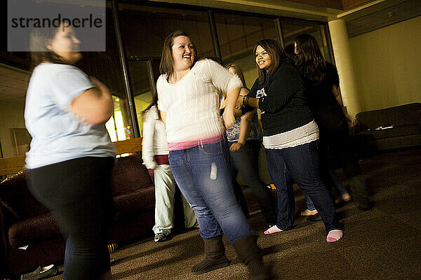 Reedley  Kalifornien  Vereinigte Staaten. Studentinnen versammeln sich zu einer Tanzparty in einem Internat für fettleibige Jugendliche.