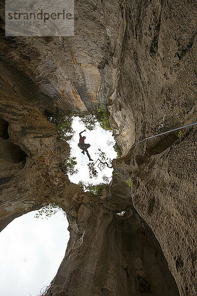 Kletterer in der Grotta dell Edera  Finale Ligure  Ligurien  Italien