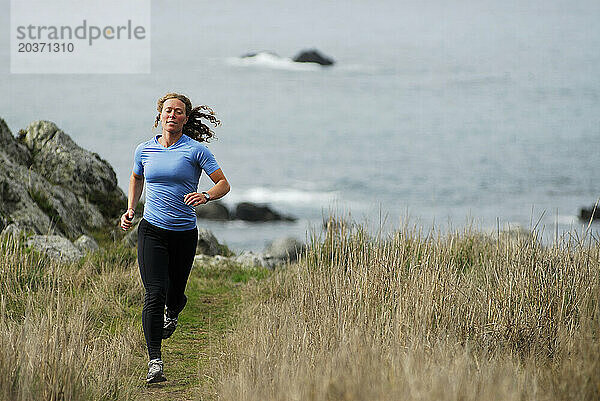 Eine Frau beim Trailrunning in Zentralkalifornien.