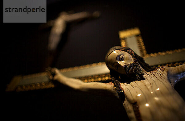 Eine Skulptur von Jesus Christus aus Elfenbein hängt im Nationalen Virreinato-Museum in Tepotzotlan  Mexiko