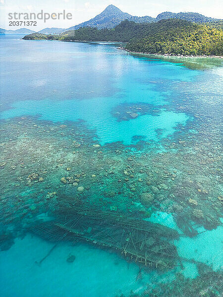 Indonesien Anambas-Inseln - Drohnenansicht des Schiffswracks der Insel Telaga