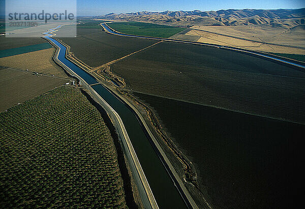 Luftaufnahme des California Aqueduct und des Delta-Mendota Canal in der Nähe von Patterson  CA.