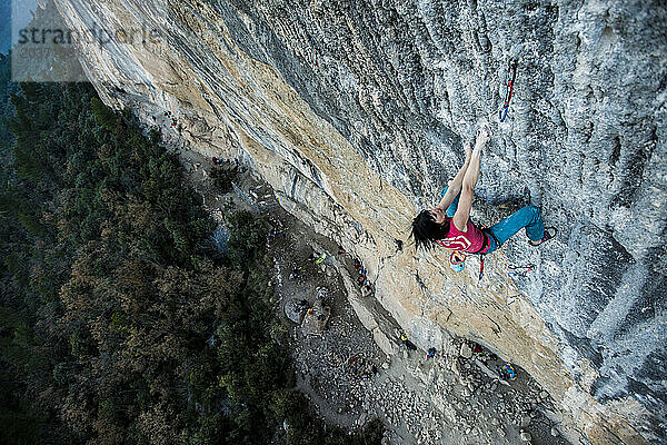 Profikletterin Barbara Raudner klettert El Gran Blau 8b+/c in Oliana  Spanien.