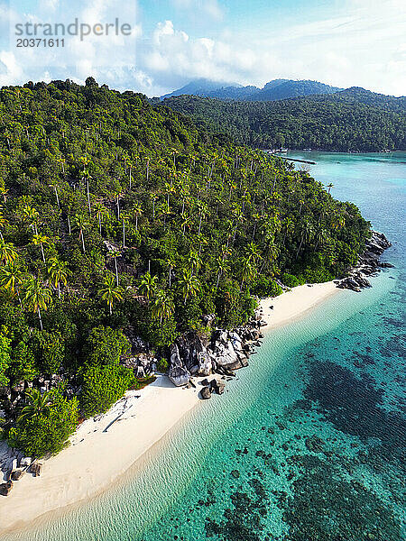 Indonesien Anambas-Inseln - Drohnenansicht der Küste der Insel Telaga